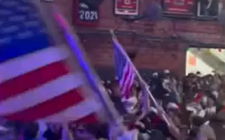 Bar em Ohio comemora efusivamente o gol da vitória do time masculino de hóquei dos EUA na prorrogação