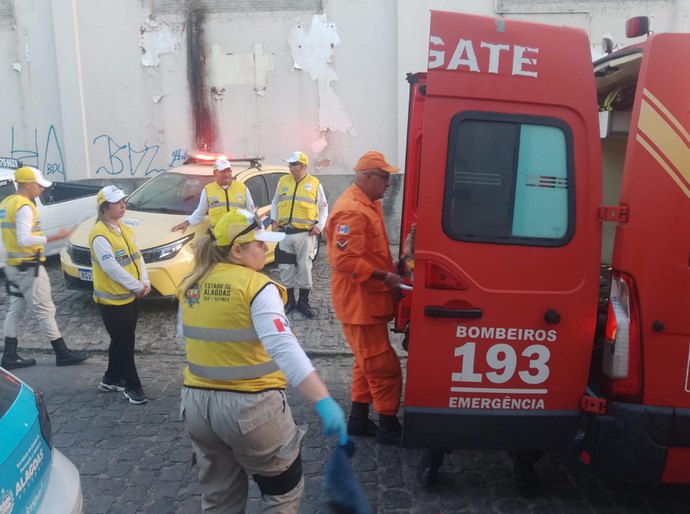 Ronda no Bairro e Bombeiros socorrem homem em situação de rua, vítima de espancamento