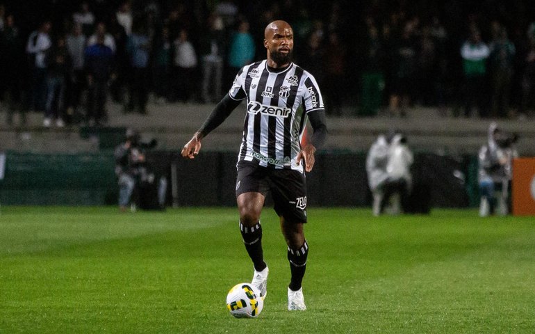Santos oficializa a contratação do zagueiro Messias, primeiro reforço para 2023