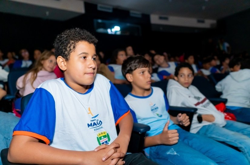 Mais de 100 estudantes da Escola Massa participam de aula de campo no Cine Arte Pajuçara