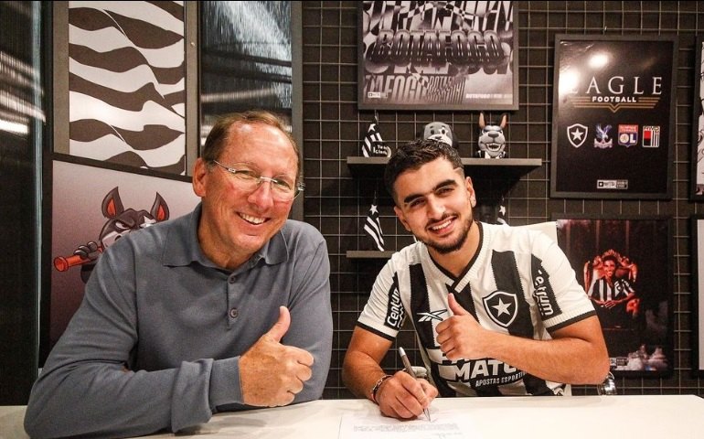 Jovem Arouch deixa Botafogo por 'motivos familiares' e volta à Europa após um mês no Brasil