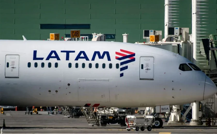 Piloto da Latam morre após emergência médica e avião que saiu de Miami desvia rota para o Panamá