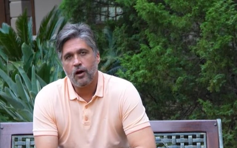 Sertanejo Léo mostra cicatrizes após ter rosto atingido por chamas durante show