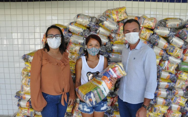 Assistência Social de Anadia entrega 300 cestas básicas à população