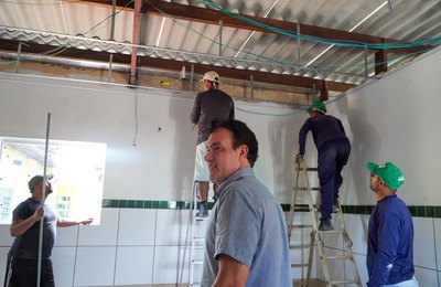 Prefeito Jorge Galvão acompanha obras de ampliação da Pré-escola Romeu Bastos