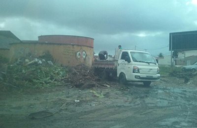 Slum flagra descarte irregular de empresa de construção