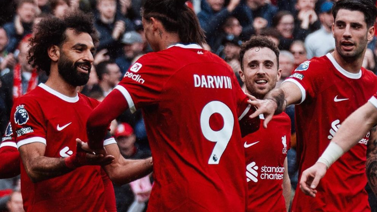 Salah faz dois e Liverpool derrota Everton em jogo com pênalti e expulsão no Campeonato Inglês