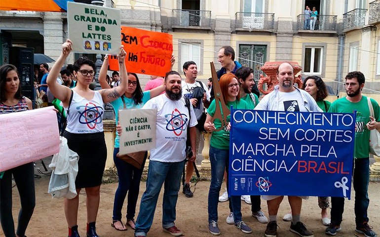 CE pode votar permissão para contribuição previdenciária de bolsistas