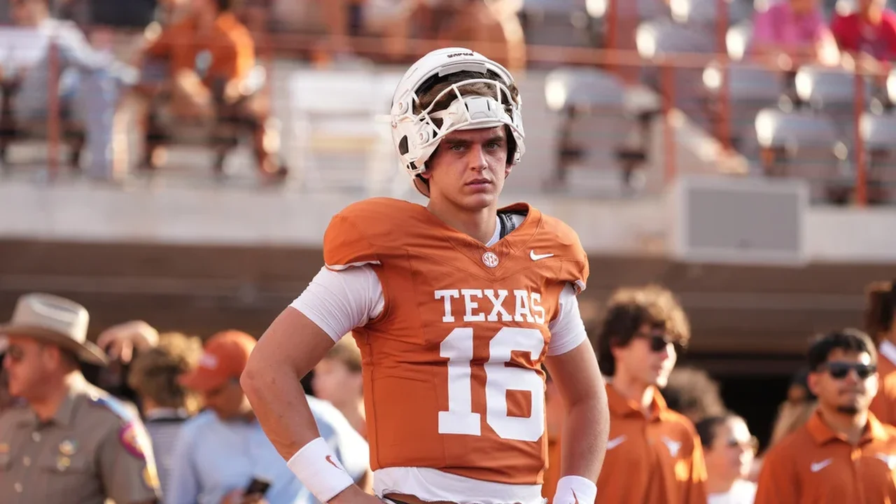 Quarterback do Texas, Arch Manning, pede desculpas à repórter da ESPN, Holly Rowe, por ter rido de um vídeo falso de um tapa.