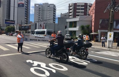 Implantação de faixas para motociclistas avança em Maceió 