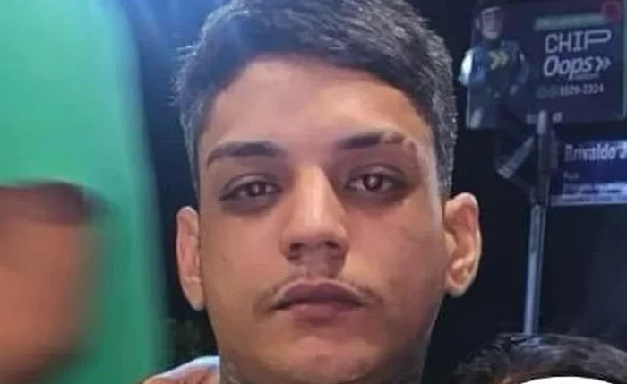 Homem de 24 anos foi morto a tiros na área externa da casa em Arapiraca