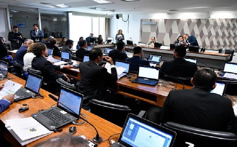 Debatedores defendem medidas para fixar médicos em regiões distantes