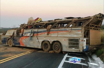 Acidente com ônibus de alagoanos em Minas deixa ao menos seis mortos. Veículo transportava 46 pessoas, segundo o motorista