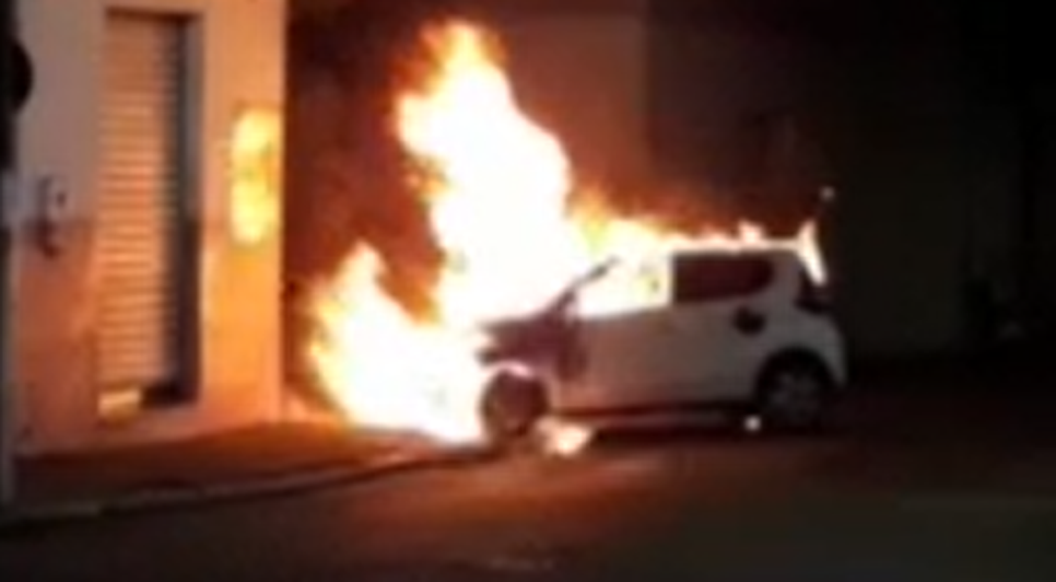 Carro pega fogo no meio da rua e fica totalmente destruído em Itabaiana; VÍDEO