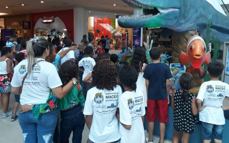 Crianças do Serviço de Convivência visitam exposição