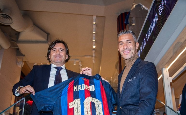 Barcelona inaugura loja oficial em Madri com presença do ex-jogador Luis García