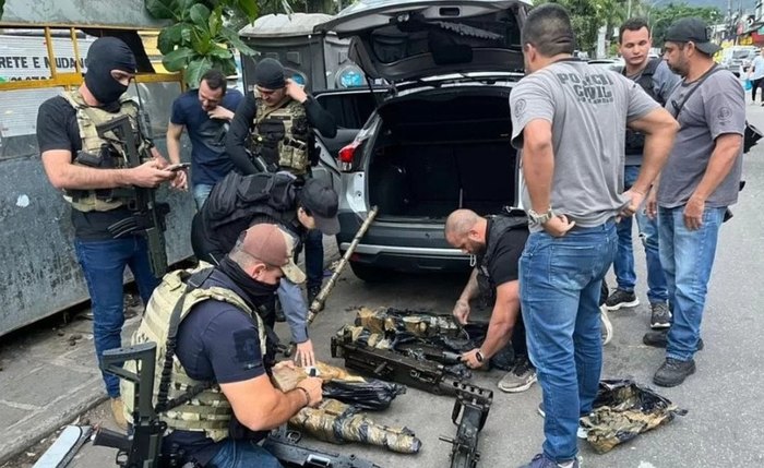 Armas foram encontradas dentro de um carro roubado, na zona oeste