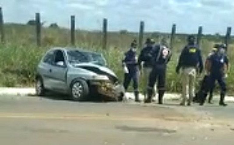Dois carros se chocam de frente; homem fica preso às ferragens, na BR 316, em Palmeira