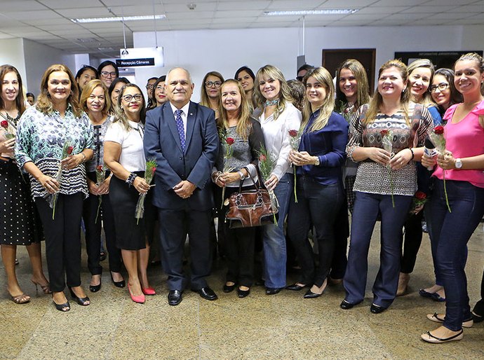 Presidente do TJ/AL homenageia servidoras com rosas no Dia da Mulher