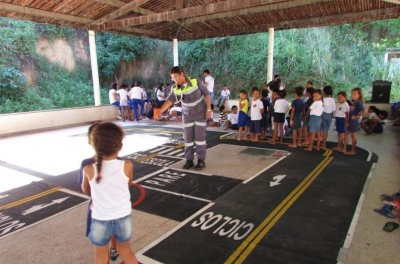 Escola promove educação no trânsito para crianças do Lar São Domingos