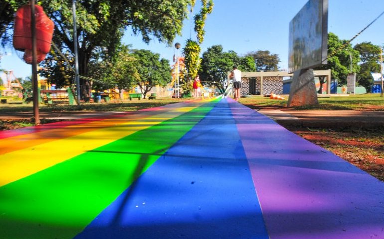 Como a comunidade LGBTQIA+ transformou um xingamento misógino em afirmação coletiva que está até na novela das 9