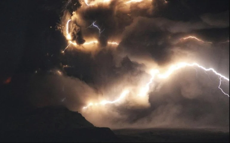 Na Rússia, vulcão entra em erupção após terremoto