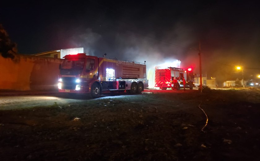 Incêndio causa medo e destrói madeiras depositadas em terreno de Arapiraca