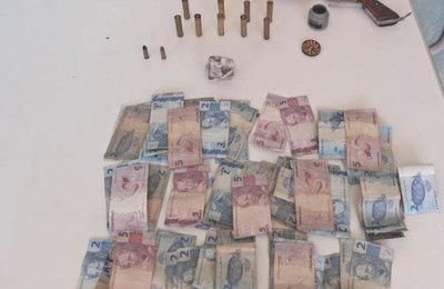 PM retira duas armas de fogo das ruas em ações no interior