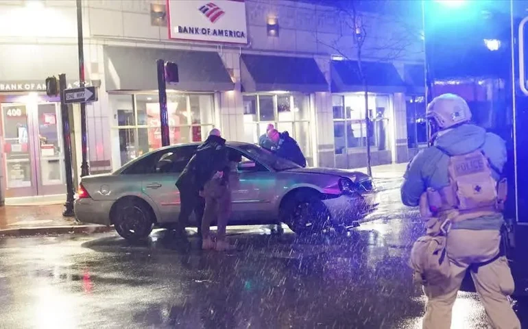 Carro atinge comitiva do presidente dos EUA, Joe Biden; vídeos