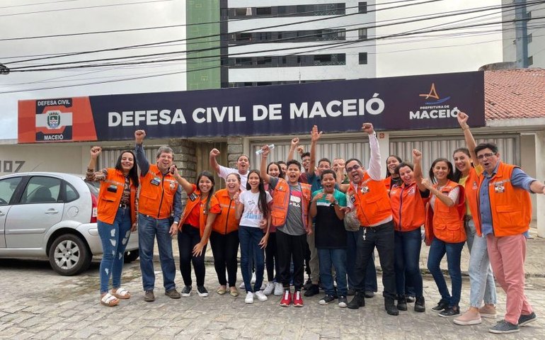 Crianças e adolescentes da Grota do São Rafael visitam base da Defesa Civil de Maceió