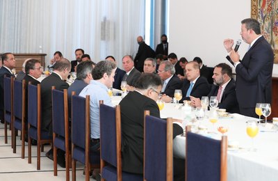 Em café com Arthur Lira, Bolsonaro anuncia prorrogação de auxílio emergencial por quatro meses