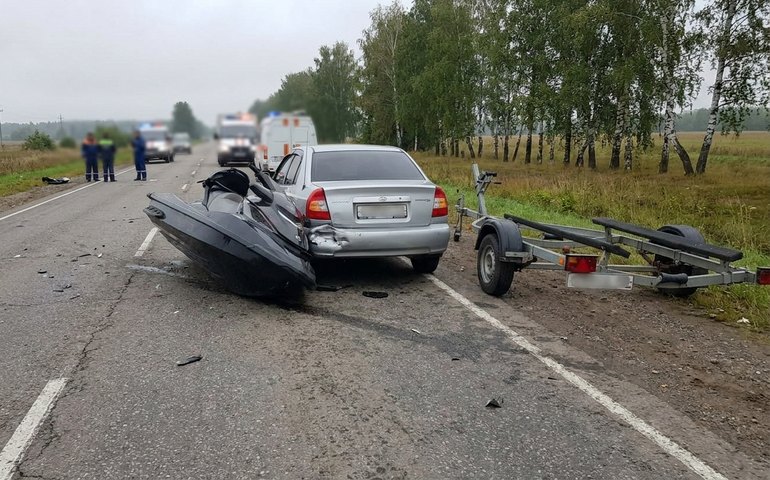 Jet ski colide com carro em estrada na Rússia após reboque se soltar