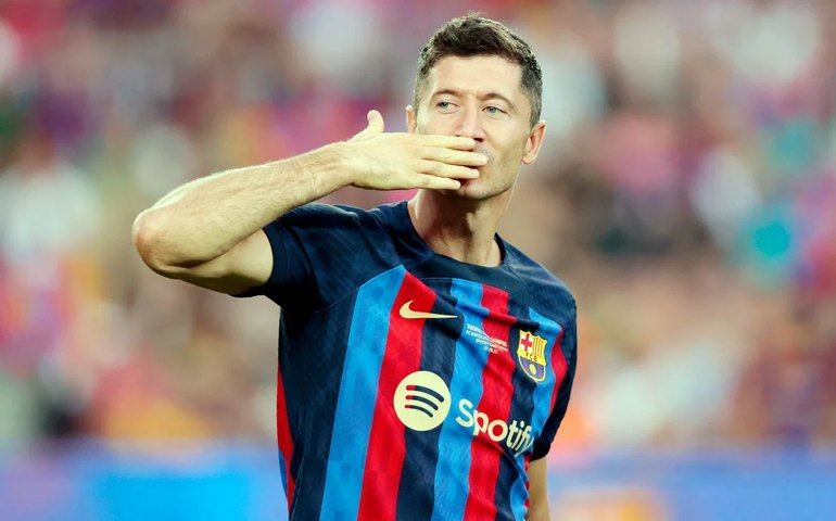 Lewandowski lidera Barcelona em goleada por 6 a 0 sobre o Pumas de Daniel Alves