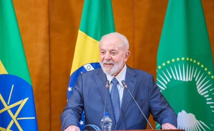 Presidente Luiz Inácio Lula da Silva conversa com jornalistas em Adis Abeba, na Etiópia