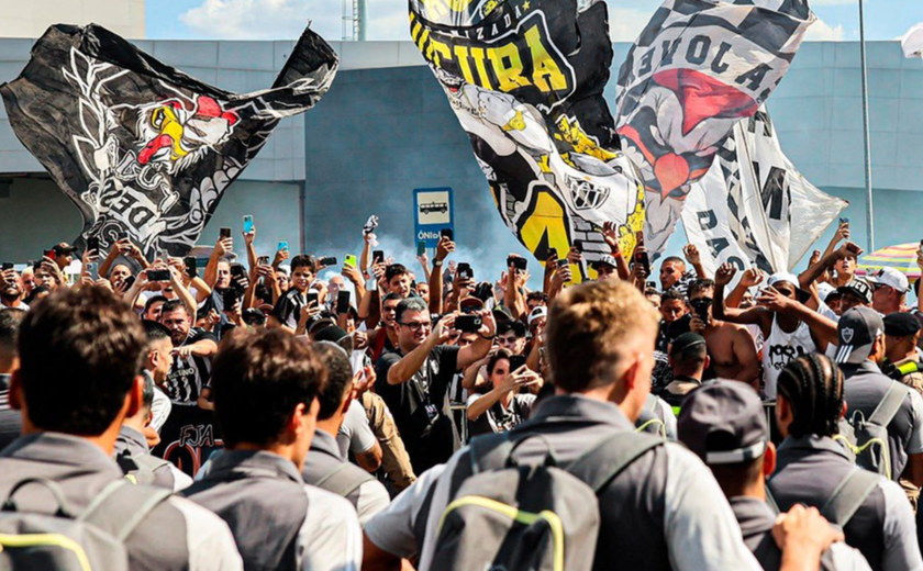 Torcida faz linda festa no embarque do Atlético-MG para Argentina e é aplaudida por jogadores