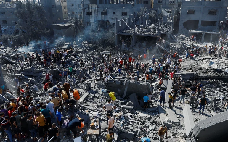 Após noite de ataque terrestre, Israel anuncia 'várias' invasões