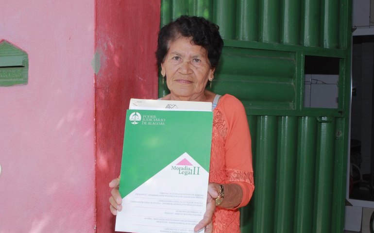 PGM Penedo entrega escrituras do Programa Moradia Legal aos beneficiários