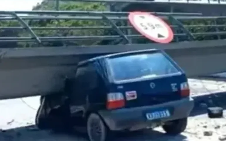 Passarela desaba após batida de caminhão e motorista morre na BR-116