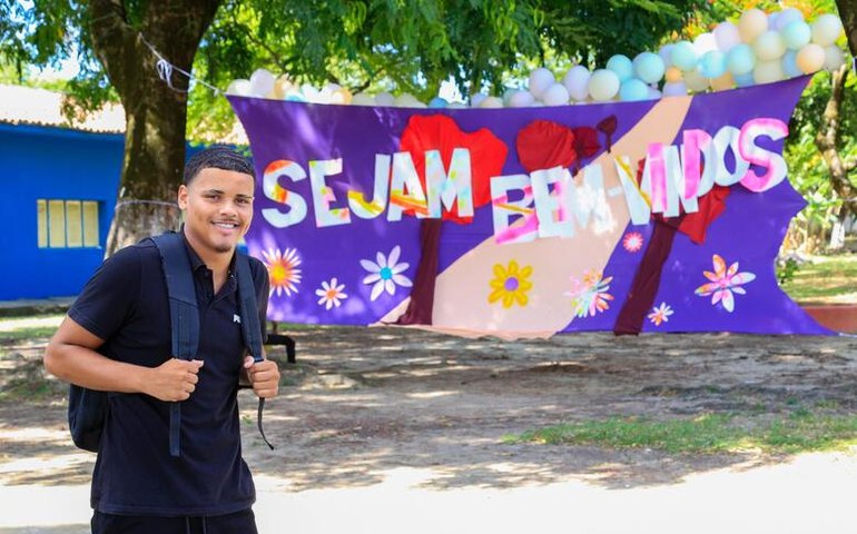 Com muita animação, estudantes iniciam novo ano letivo na rede estadual