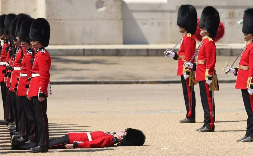 Soldados da Guarda Real britânica desmaiam de calor em evento com príncipe William