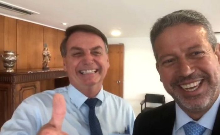 Arthur Lira, na foto com Bolsonaro, foi eleito em 1º turno na Câmara