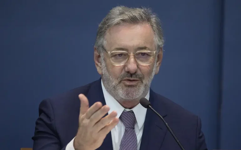 Posição do ministério sobre escala 6x1 é a do presidente Lula, favorável, diz ministro do MDIC