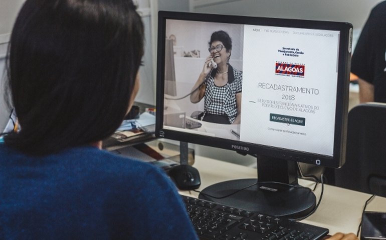 Governo alerta que mais de 9 mil servidores precisam fazer recadastramento