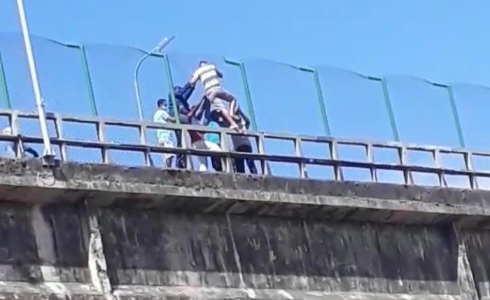 Homem tenta pular de ponte e é impedido por populares