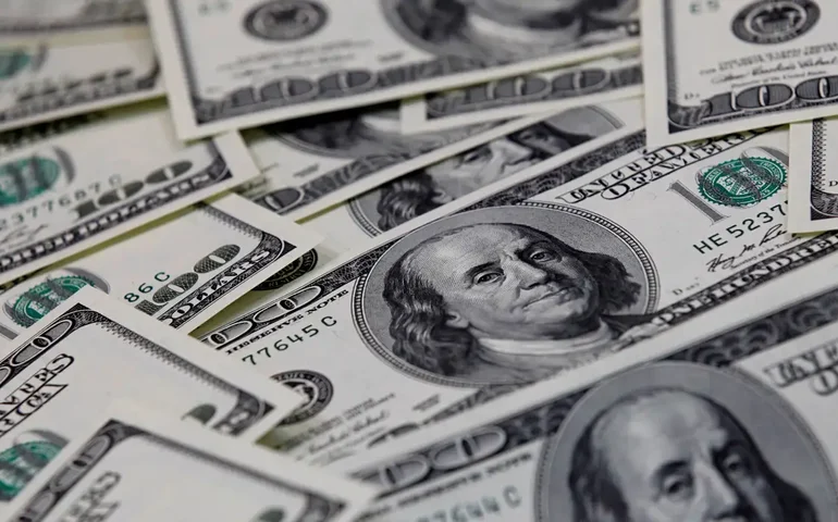 Dólar sobe para R$ 5,61 e fecha no maior valor em um mês