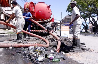 Seminfra retira mais de três toneladas de entulhos em rua na Ponta Grossa