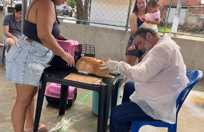 Atendimento veterinário gratuito beneficia tutores e pets no Ouro Preto