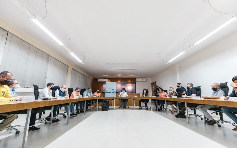 Prefeito JHC convoca secretariado e afirma que prioridade é salvar vidas