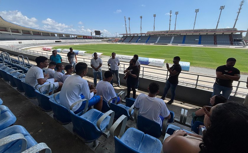 Socioeducandos visitam Estádio Rei Pelé em atividade guiada pela Selaj e Seprev