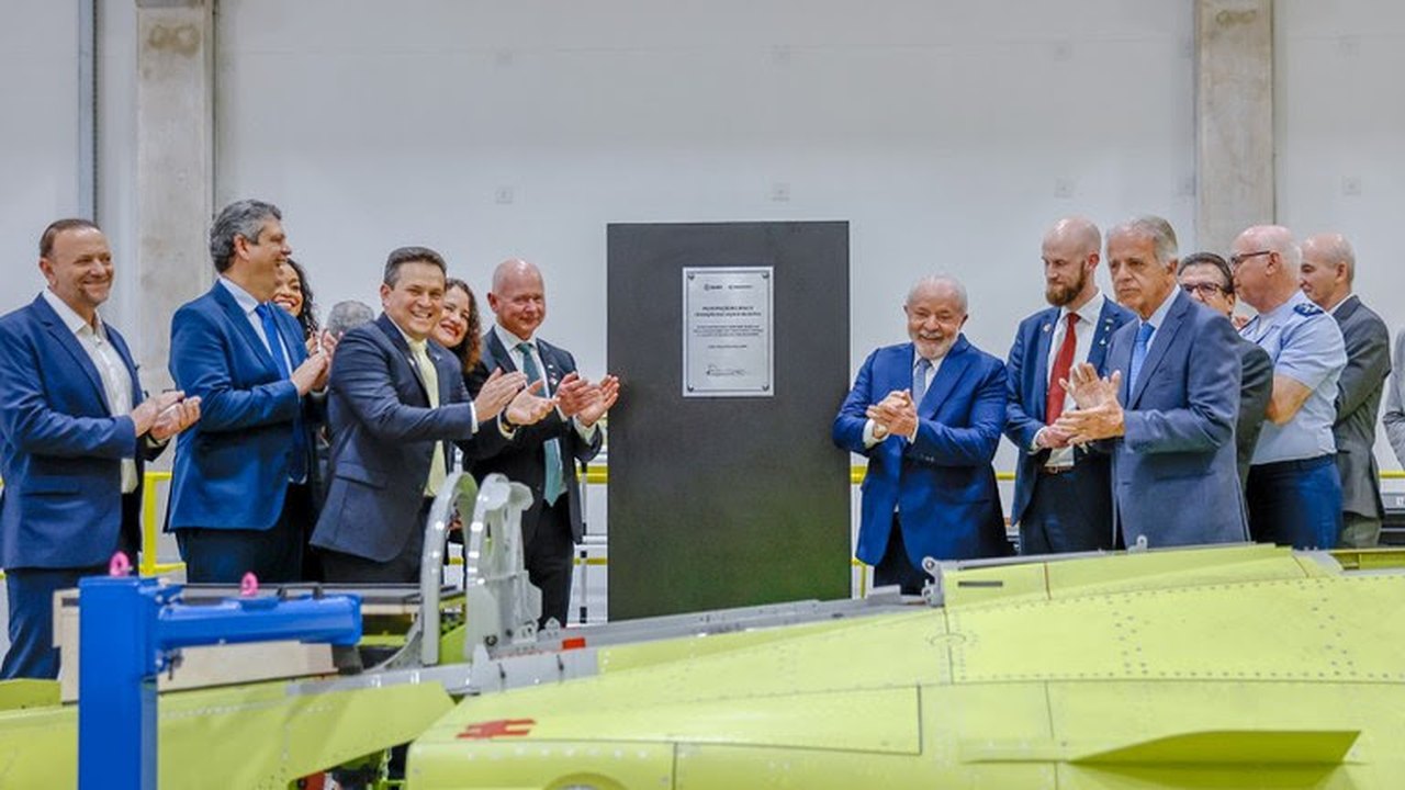 Presidente inaugura linha de produção do Gripen em fábrica da Embraer e abre portas para o país se tornar exportador de caças